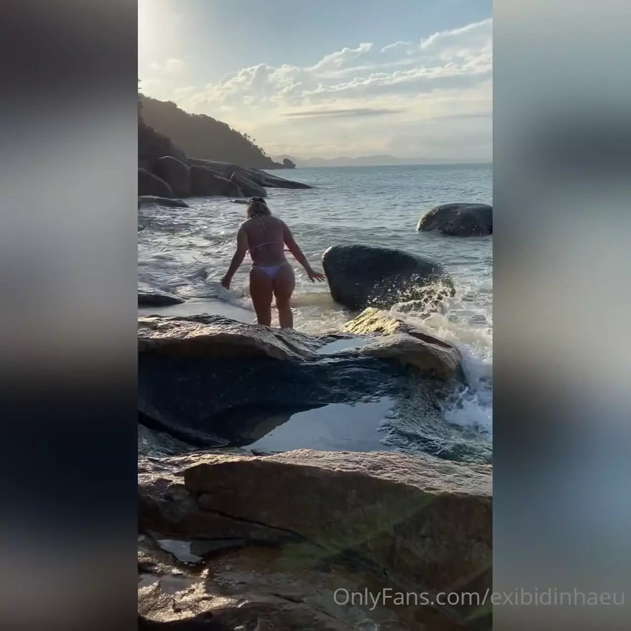 Lais all displayed on the beach enjoying a delicious bath