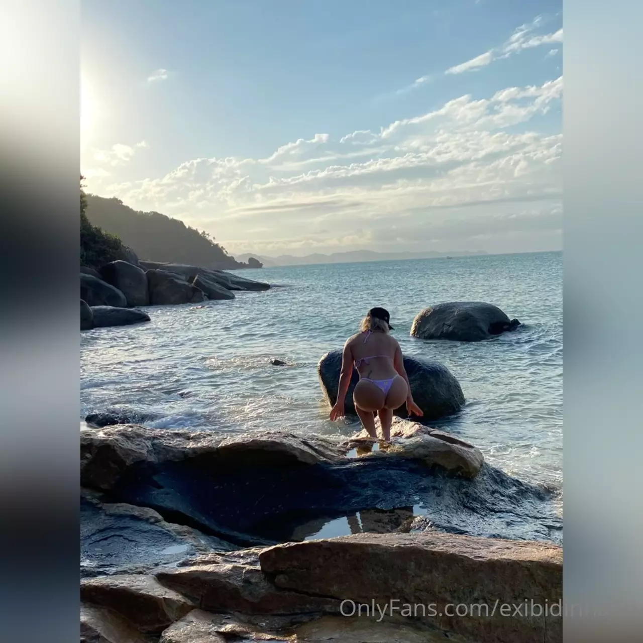 Lais all displayed on the beach enjoying a delicious bath