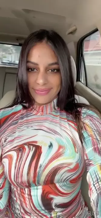 Dubraska in the car, without underwear, feeling a finge there in your pussy