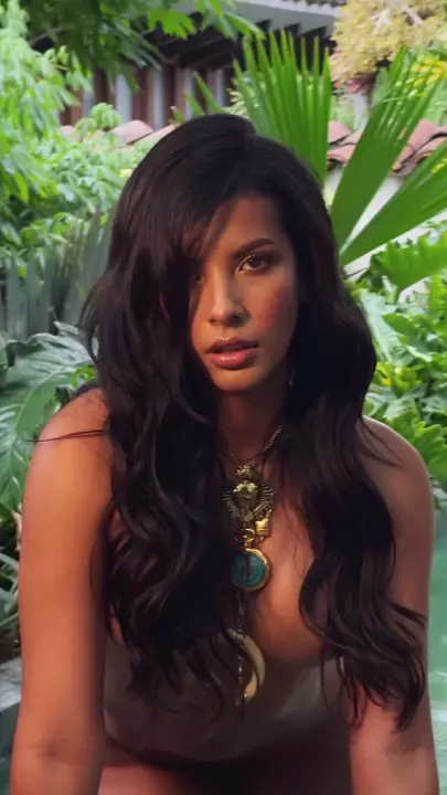 Jennifer Espinosa rocked her video, full of attitude in a completely naked rehearsal