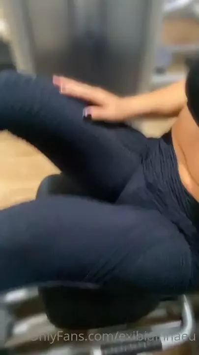 Lais, all displayed and full of trickster at the gym, recording their training