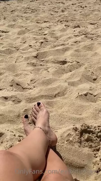 Lais all displayed with a sensuality on the beach