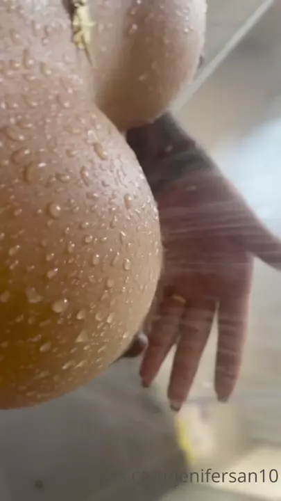 Picker video of Jennifer Sánchez having fun in the shower
