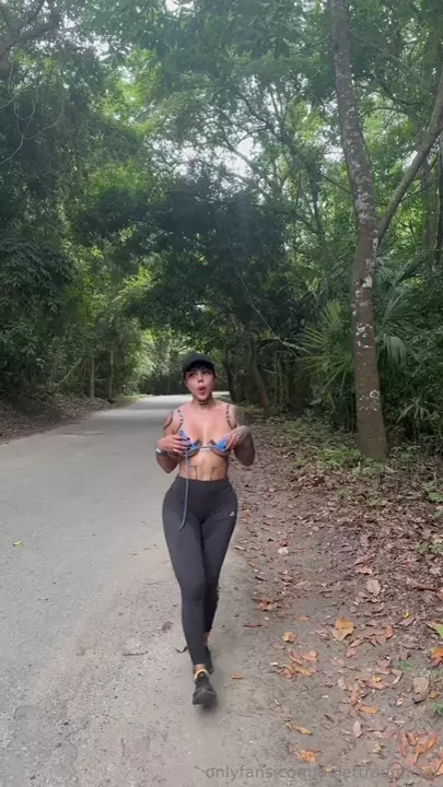 The delettraaoficial, kind of shameless, decided to undress in public and was in the mood for a certain fun