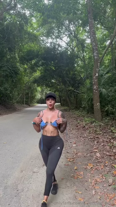 The delettraaoficial, kind of shameless, decided to undress in public and was in the mood for a certain fun