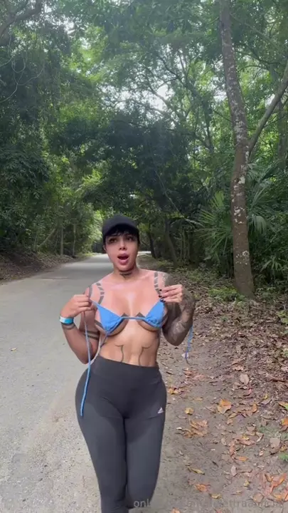 The delettraaoficial, kind of shameless, decided to undress in public and was in the mood for a certain fun