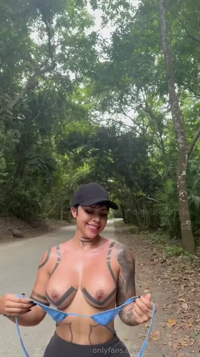 The delettraaoficial, kind of shameless, decided to undress in public and was in the mood for a certain fun