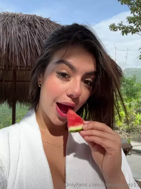 Vale CRDILA, the cat with the big tits, is rocking on Onlyfans doing that show with the teat
