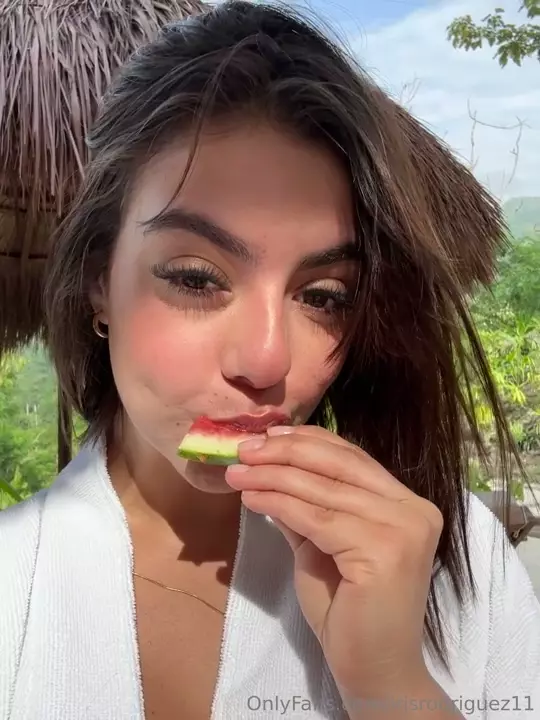 Vale CRDILA, the cat with the big tits, is rocking on Onlyfans doing that show with the teat