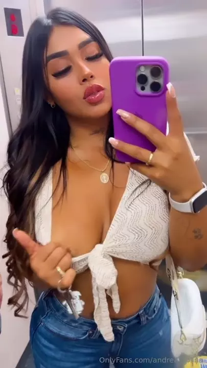 Andreamolina video in the elevator, rocking and every sexy