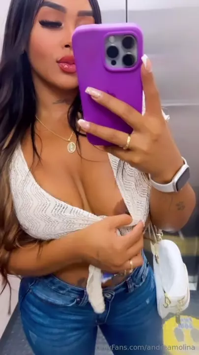 Andreamolina video in the elevator, rocking and every sexy