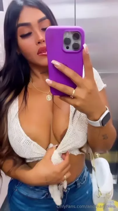 Andreamolina video in the elevator, rocking and every sexy