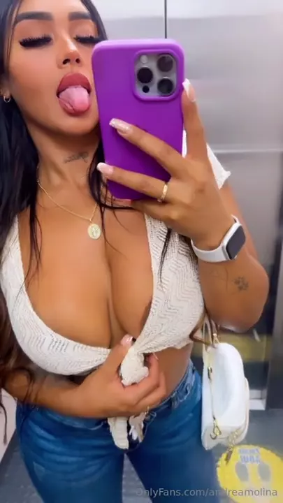 Andreamolina video in the elevator, rocking and every sexy