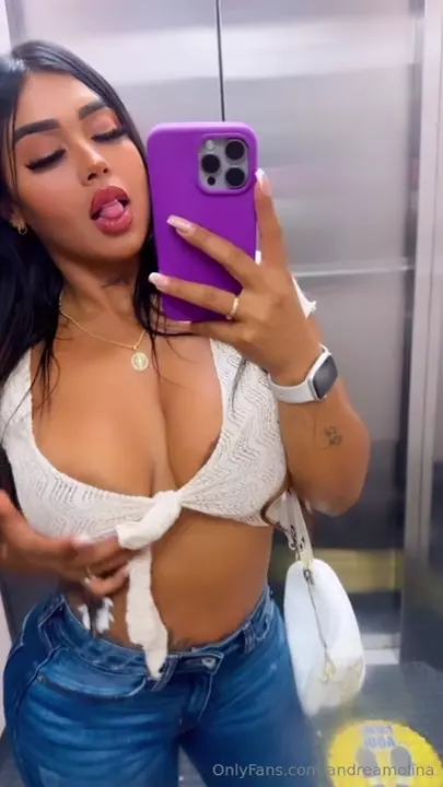 Andreamolina video in the elevator, rocking and every sexy