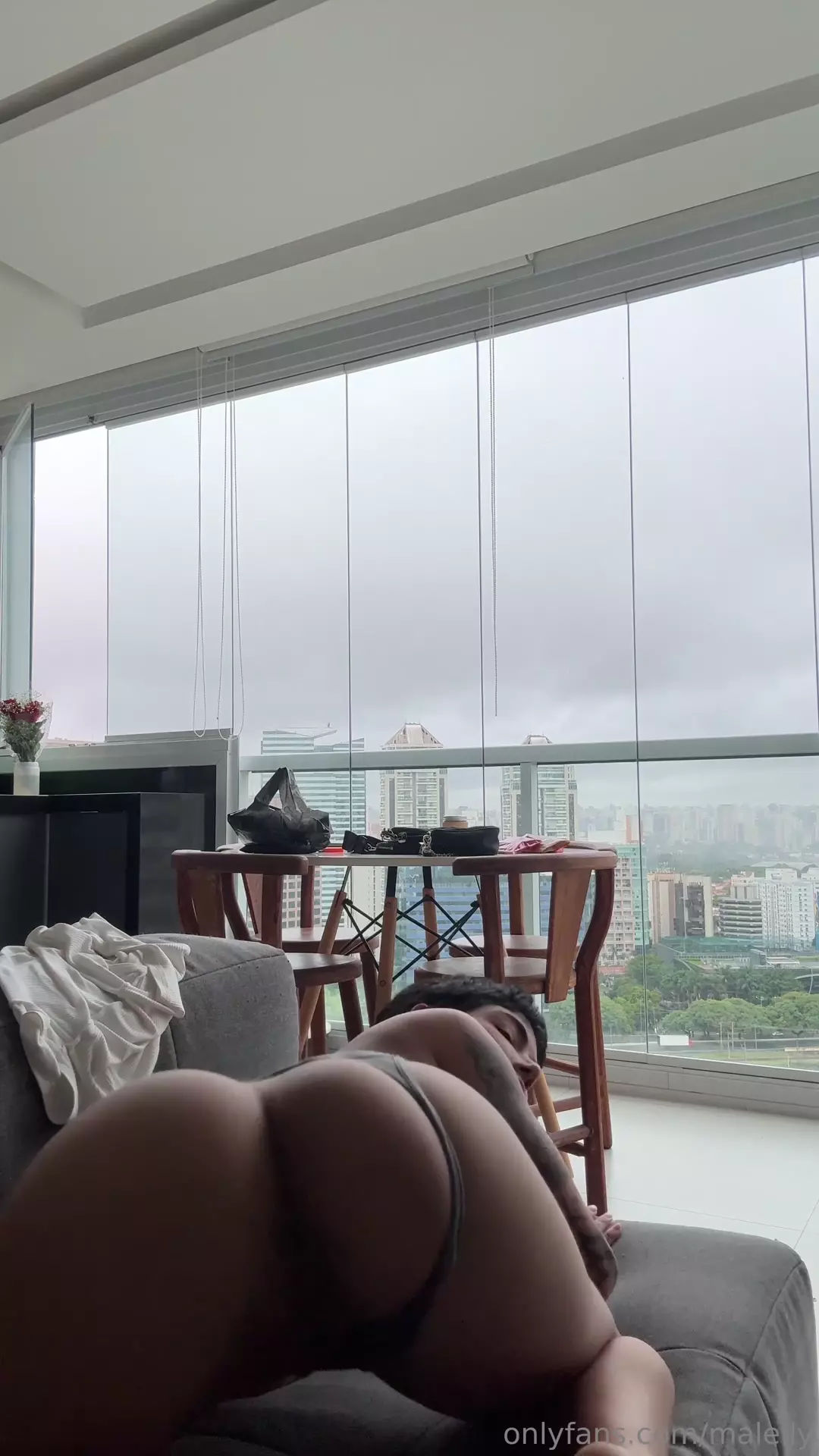 Mallly video pulling her panties to show the ass