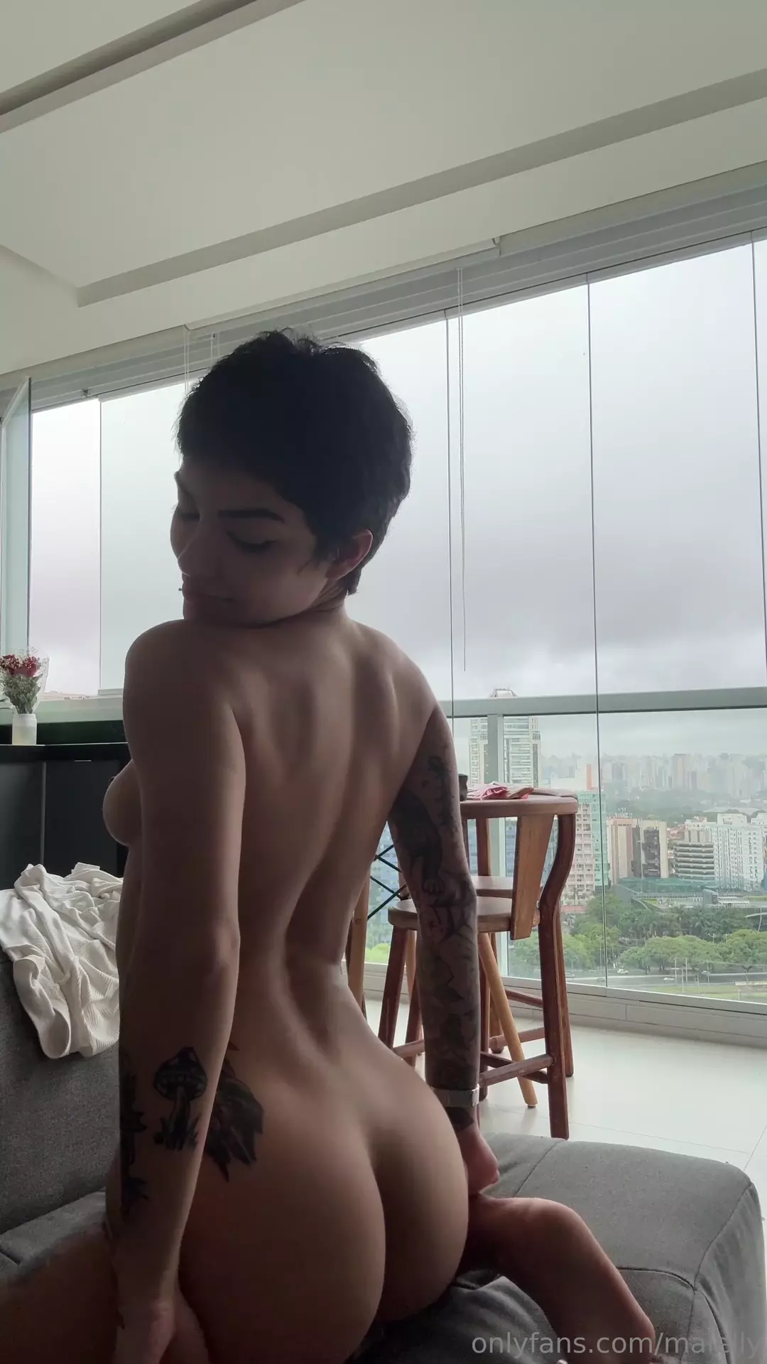 Mallly video pulling her panties to show the ass