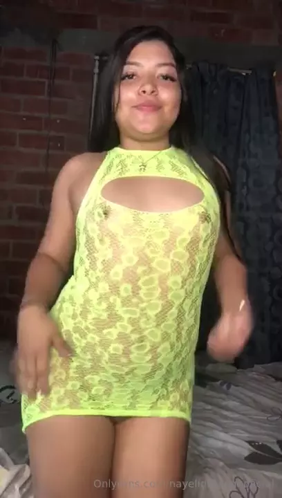 Nayeli Durango, an irresistible brunette with yellow dress, rocking the dance
