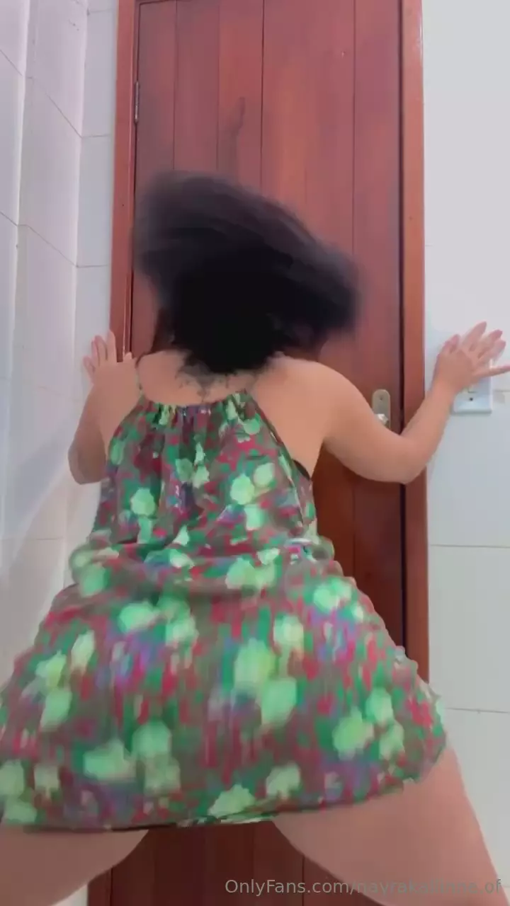 Nayrakallinne wiggling the rear