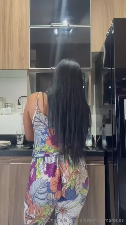 Brazilian video Alessandra Marques cooking