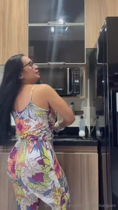 Brazilian video Alessandra Marques cooking