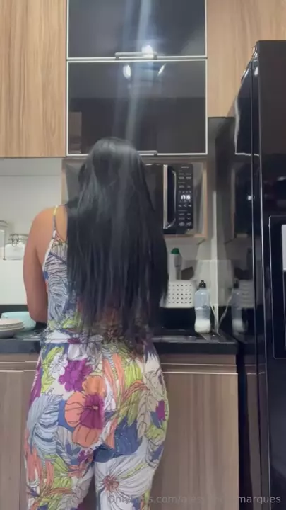 Brazilian video Alessandra Marques cooking