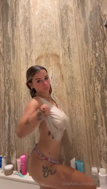 Bold video of kaitkrems showing her breasts in the shower