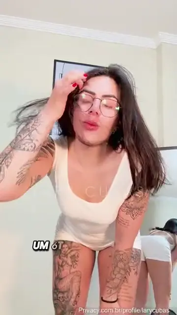 The naughty Lary Cubas took off her dress and showed her back
