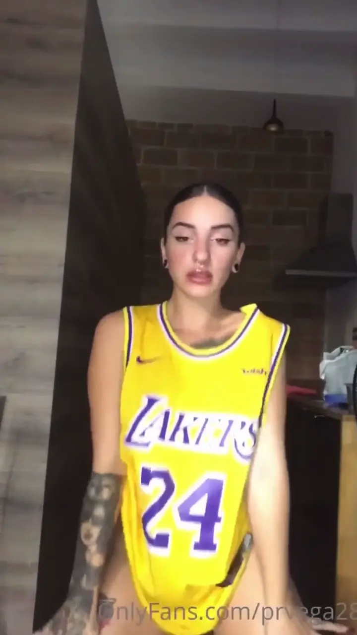 Homemade video from prvega28 revealing her naked body