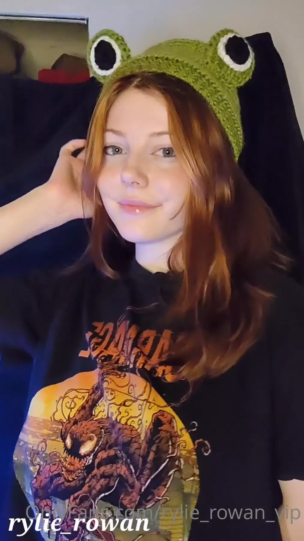 Naughty girl Rylie Rowan showing off her small, beautiful father