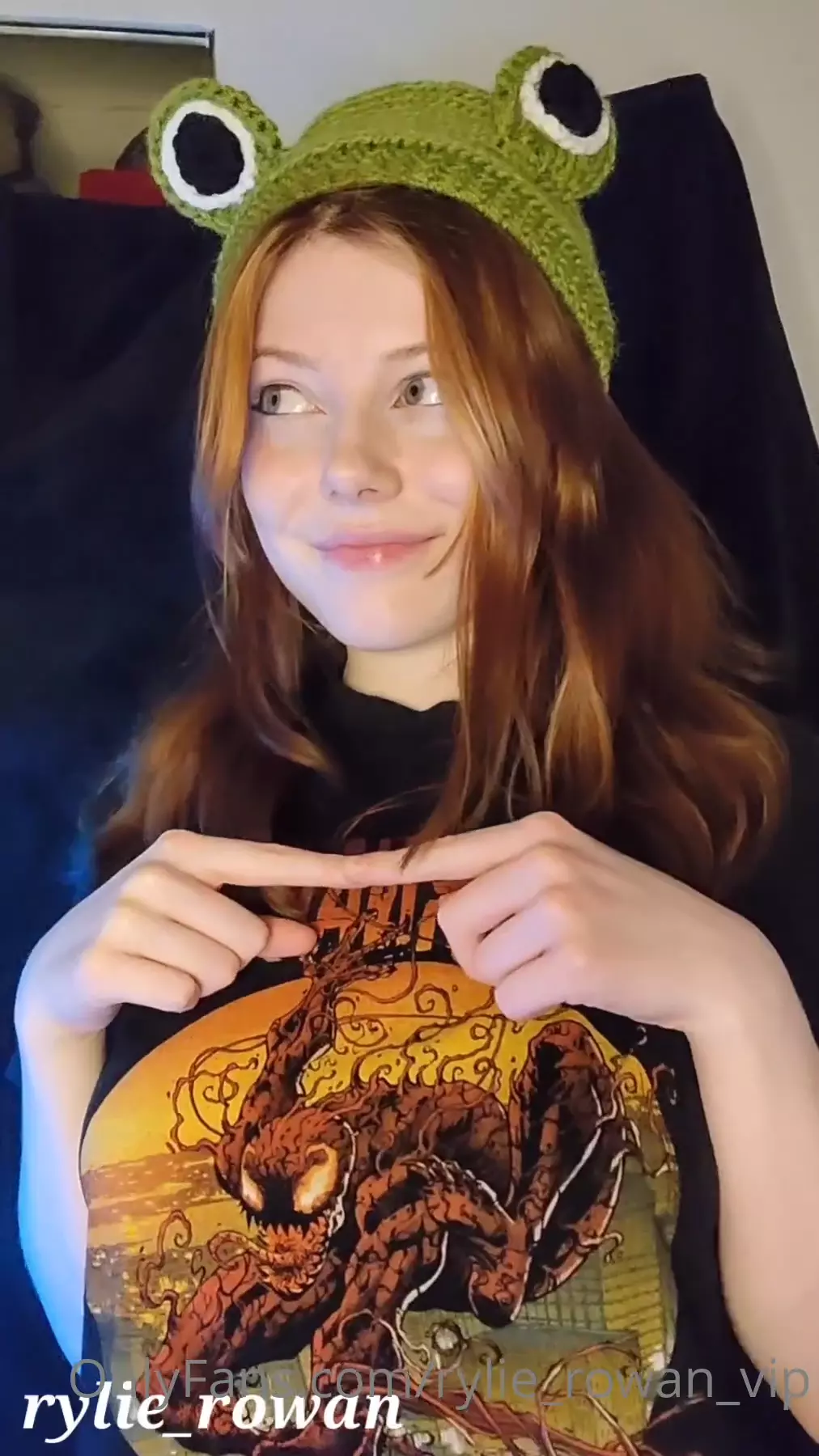 Naughty girl Rylie Rowan showing off her small, beautiful father