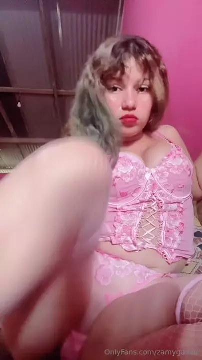 Zamy Gaibor XXX displaying the envy body