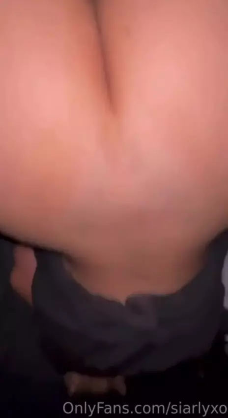 Siarly showing the immense and delicious pussy in the Free Transa